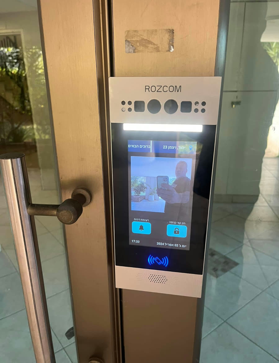 עמדת אינטרקום ROZCOM עם מסך מגע בכניסה לבניין, התקנה של ניר פרויקטים